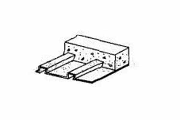 With the longitudinal grooves of the profiled steel sheet