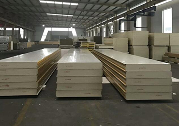 金属建物におけるサンドイッチパネルの用途